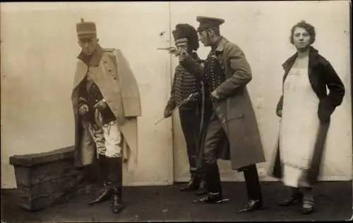 Foto Ak Männer in Uniformen, Szene, Schauspieler