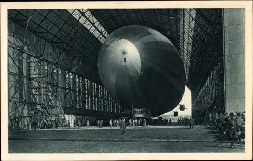 Ak Friedrichshafen am Bodensee, Zeppelin-Luftschiff in der Halle