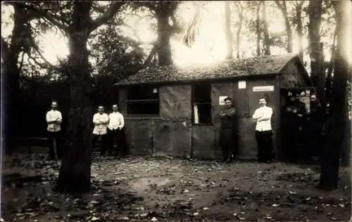 Foto Ak Deutsche Soldaten, Baracke, Kaiserzeit