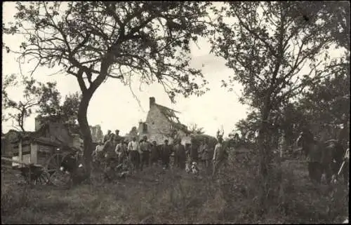 Ak Kaiserliche Infanterie posiert in Gefechtspause in Ruine