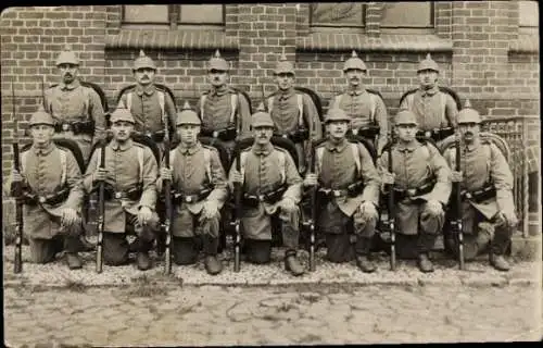 Foto Ak Deutsche Soldaten in Uniformen, Gruppenfoto, Kaiserzeit