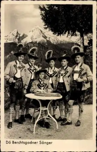 Ak Au Berchtesgaden in Oberbayern, Die Berchtesgadner Sänger in Tracht vor einer Bergkulisse.