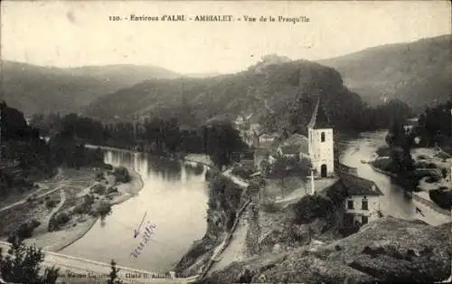 Ak Albi Tarn, Schwarz-weiß Foto einer Flussbiegung mit einer kleinen Ortschaft, die von Bergen...
