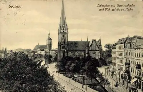 Ak Berlin Spandau, Dafenplatz mit Garnisonkirche und Blick auf die ev. Kirche