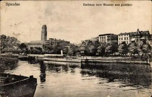 Ak Berlin Spandau,  Rathaus vom Wasser aus gesehen