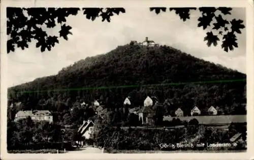 Ak Görlitz in der Lausitz, Landeskrone, Hügel mit bewaldetem Gipfel, Gebäude auf Gipfel, Dorf ...