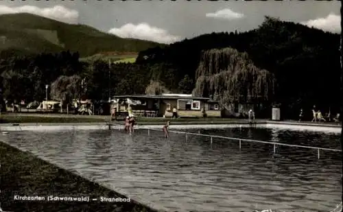 Ak Kirchzarten im Breisgau Schwarzwald, Strandbad, Schwimmbecken, Menschen im Wasser, umgebend...