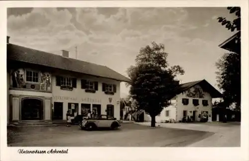 Ak Unterwössen in Oberbayern, Zwei Gebäude, Verkehrsapotheke, Auto, Baum, Himmel mit Wolken, B...