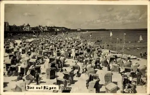 Ak Seebad Binz auf Rügen, Strand mit Strandkörben, Menschen am Strand und im Wasser, Boote, Te...