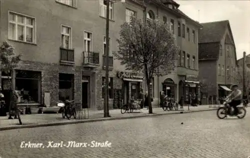 Ak Erkner in Brandenburg,  Karl-Marx-Straße, Geschäfte, Fahrräder, Bäume, belebte Straße