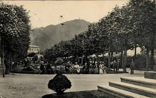 Ak Bad Ems an der Lahn, Kurpark, Bäume, Menschen sitzen und spazieren, Berg im Hintergrund, Ge...