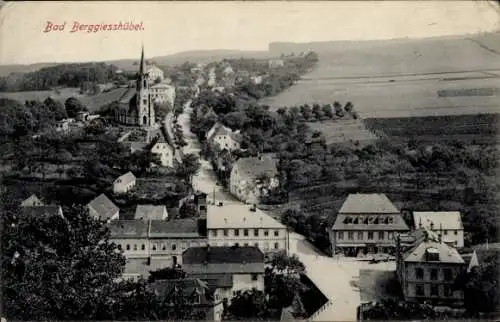 Ak Berggießhübel in Sachsen, Ort aus der Vogelschau, Kirche