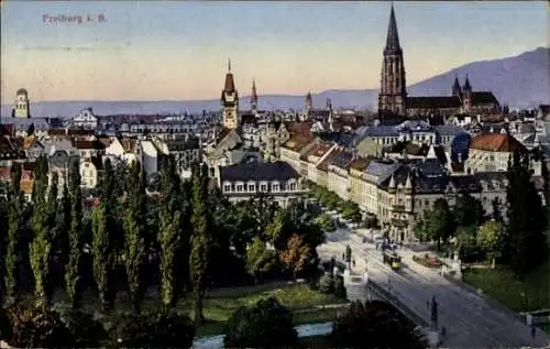 Ak Freiburg im Breisgau, Luftaufnahme von Freiburg, Historische Gebäude, Kirchturm, Parkanlage...