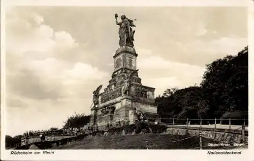 Ak Rüdesheim am Rhein, Niederwalddenkmal, Monument mit Statue, Besucherpfad, 'Rüdesheim am Rhe...