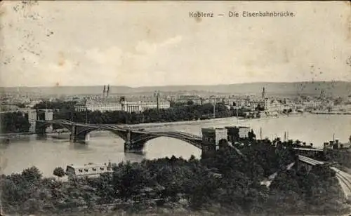 Ak Koblenz am Rhein, Panorama der Eisenbahnbrücke, Flussblick, Gebäude im Hintergrund