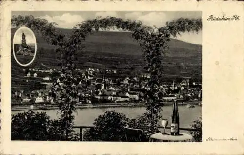 Ak Rüdesheim am Rhein,  Weinflaschen auf Tisch, Ufer, Weinberge, Rundbogen, Denkmalsbild