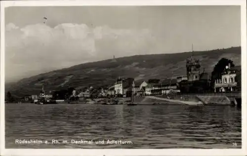 Ak Rüdesheim am Rhein,  Denkmal, Adlerturm, Flusslandschaft, Boote, Uferfront