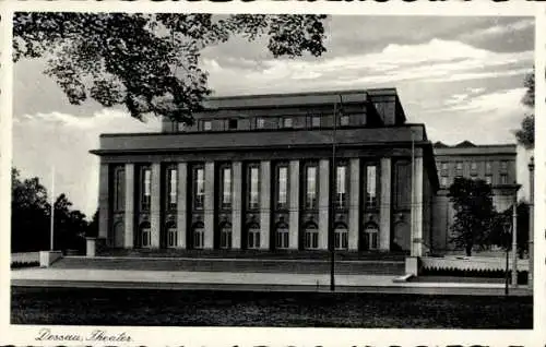 Ak Dessau in Sachsen Anhalt, Blick aufs Theater, Vorderansicht, Straße