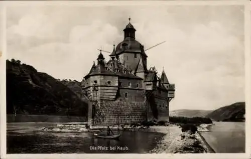 Ak Caub Kaub am Rhein, Die Pfalz bei  Burg im Wasser, Fluss und Landschaft, Einfaches Boot