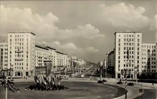 Ak Berlin Friedrichshain, Stalinallee mit Strausberger Platz