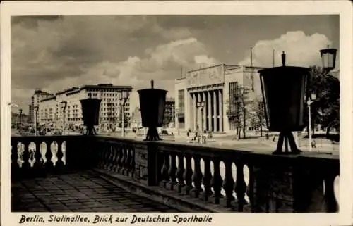 Ak Berlin Friedrichshain, Stalinallee, Blick zur Deutschen Sporthalle