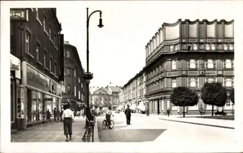 Ak Hradec Králové Königgrätz Stadt, Straße mit Radfahrern, historische Gebäude, Bäume, Lampen,...