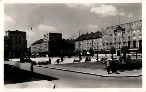 Ak Hradec Králové Reg. Königgrätz, Blick über den Marktplatz, Passanten