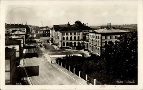 Ak Cheb Eger Region Karlsbad, Egerbahnhof, Straßenansicht