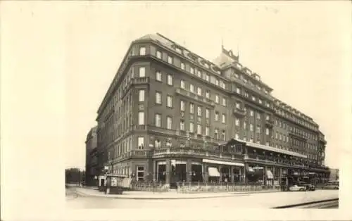 Ak Pressburg Bratislava Slowakei , Hotel Savoy-Carlton, historische Architektur, Straßensicht