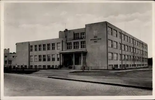 Ak Malaczka Malacky Slowakei, Schule in  moderne Architektur, graue Fassade, große Fenster