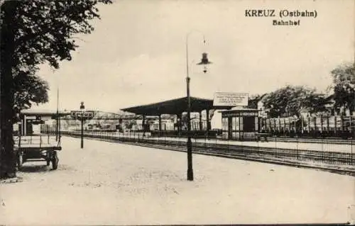 Ak Krzyż Kreuz Ostbahn Pommern, Bahnhof, Gleisseite