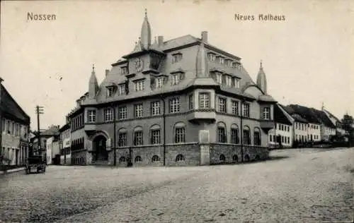 Ak Nossen in Sachsen, Neues Rathaus, historische Architektur, Straßenansicht, gepflasterte Straße