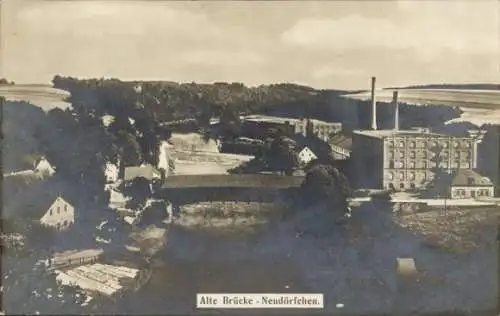 Ak Neudörfchen Meißen Sachsen, Alte Brücke, Fabrikgebäude, Fluss, Umgebung mit Bäumen