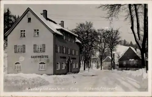 Ak Niederglobenstein Breitenbrunn im Erzgebirge, Gasthof im Winter