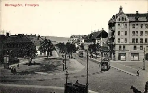 Ak Trondhjem Trondheim Norwegen, Munkegaden, Straßenbahnen, Gebäude, Bäume