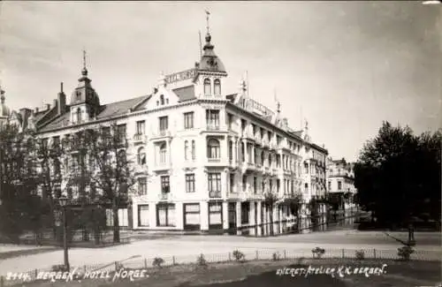 Ak Bergen Norwegen, Hotel Norge, historische Architektur, Stadtansicht, Bäume, Straße