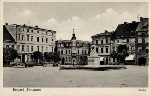 Ak Bialogard Belgard Pommern, Marktplatz, Denkmal