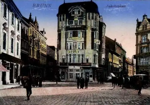 Ak Brno Brünn Südmähren, Jakobsplatz, Gebäude Atlas, historische Architektur, Menschen auf der...