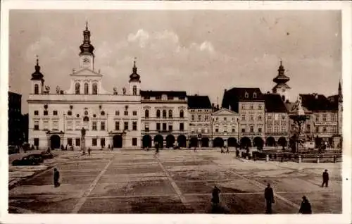 Ak České Budějovice Budweis Südböhmen, Stadtplatz, historische Gebäude, Menschen, brunnen, Wolken