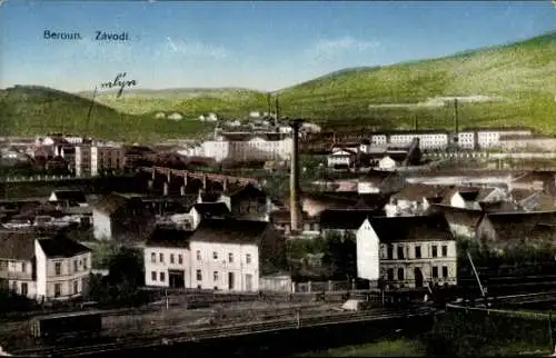 Ak Beroun Beraun Mittelböhmen, Blick auf Industriegebäude, Bahnlinie, Hügel im Hintergrund, Mühle