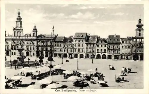 Ak České Budějovice Budweis Südböhmen, Marktplatz mit Gebäuden, Statuen, Verkaufsständen, hist...