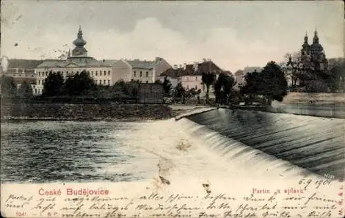 Ak České Budějovice Budweis Südböhmen, Stadtansicht, Wasserfall, historische Gebäude, Teich