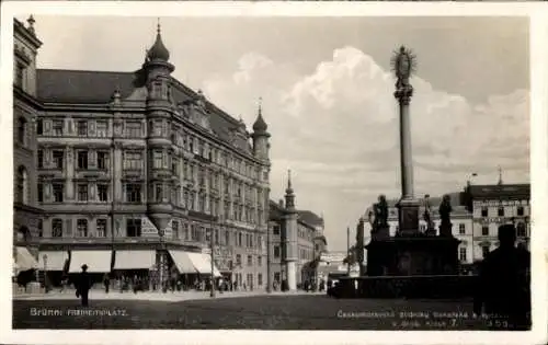 Ak Brno Brünn Südmähren, Freiheitsplatz, historisch anmutende Architektur, Statue im Vordergrund