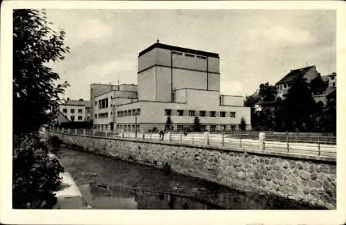 Ak Chrudim Region Pardubice, Gebäude mit moderner Architektur, Steg über Gewässer, grüne Umgeb...