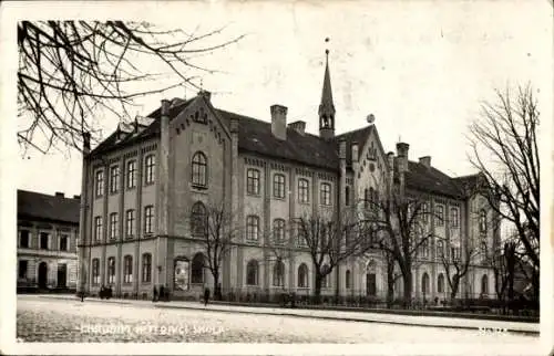 Ak Chrudim Region Pardubice, Schulgebäude, Bäume, Winteransicht, historische Architektur