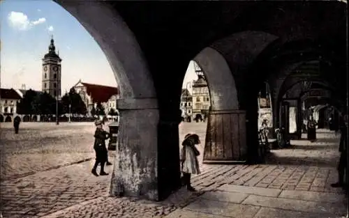 Ak České Budějovice Budweis Südböhmen, Marktplatz mit Säulenarkaden, Uhrturm, Kinder mit Hut