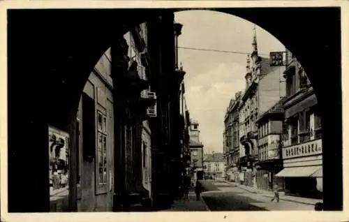 Ak Pilsen, Durchblick in die Einkaufsstraße, Geschäfte