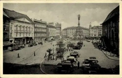 Ak Olomouc Olmütz Stadt, Platz mit Denkmal, historische Gebäude, alte Autos, Menschen