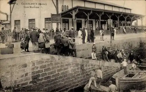 Ak Casablanca Marokko, Gare maritime, Menschenmengen, Hafen, Schiffe, historische Atmosphäre