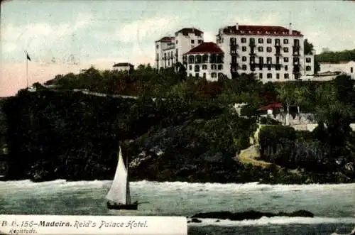 Ak Funchal Insel Madeira Portugal, Reid's Palace Hotel, Küstenansicht, Segelboot, Postkarte